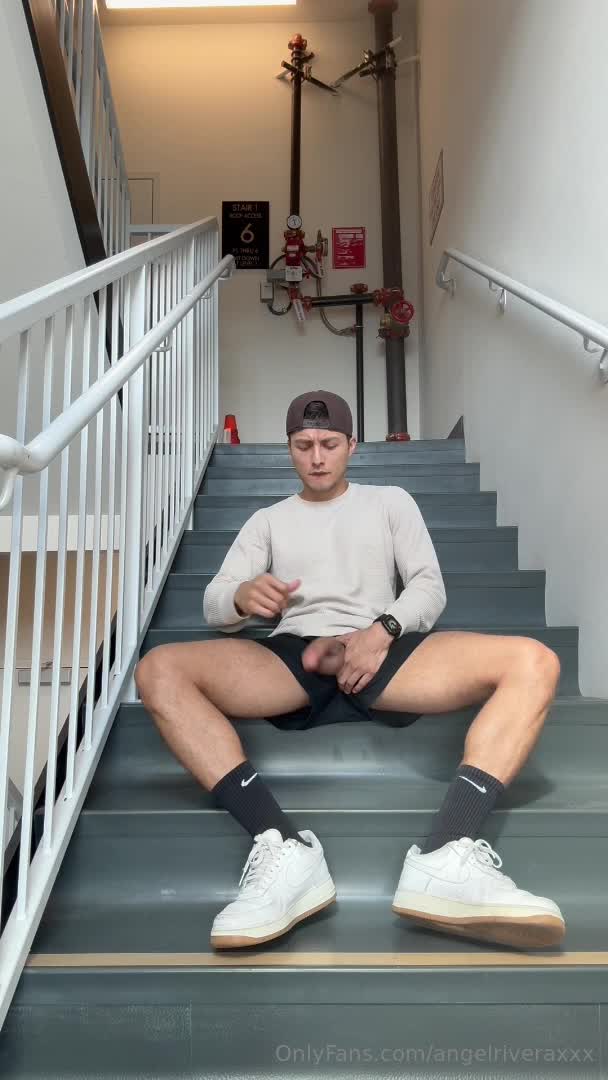 Angelriveraxxx - Hot boy summer; find a spot to masturbate and don’t get caug..
