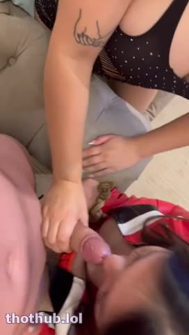 Arsmate share blowjob with friend in a party