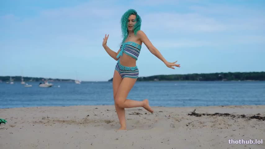 SAV twerking at the beach