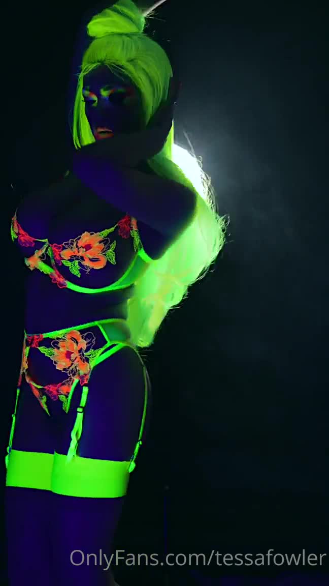 Tessa Fowler Nude Neon Body Paint Onlyfans Video Leaked