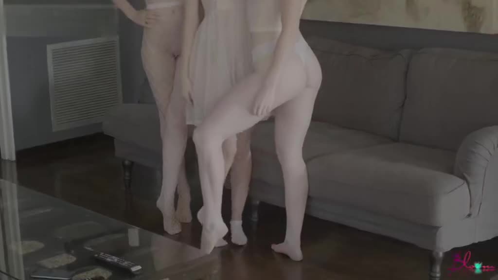 Emily Bloom Nude Lesbian Photoshoot Video Leaked