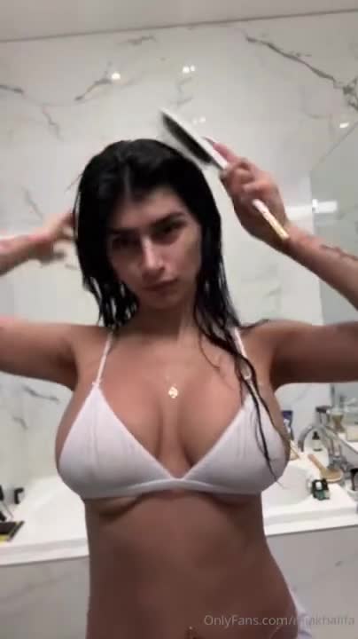 Mia Khalifa Nude Nipple Slip OnlyFans Livestream Leaked