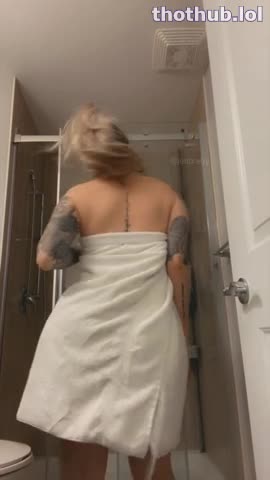 Jenbretty taking a bath