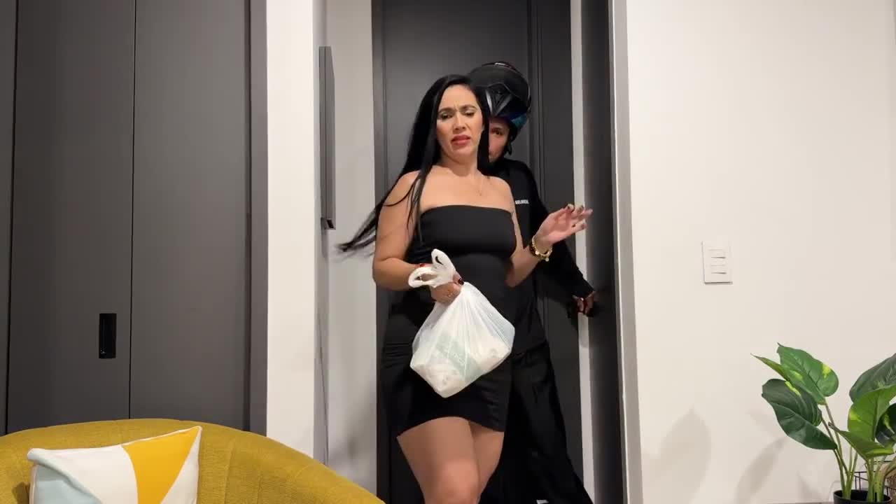 Sarah Black – I Tipped Sex to the Delivery Guy