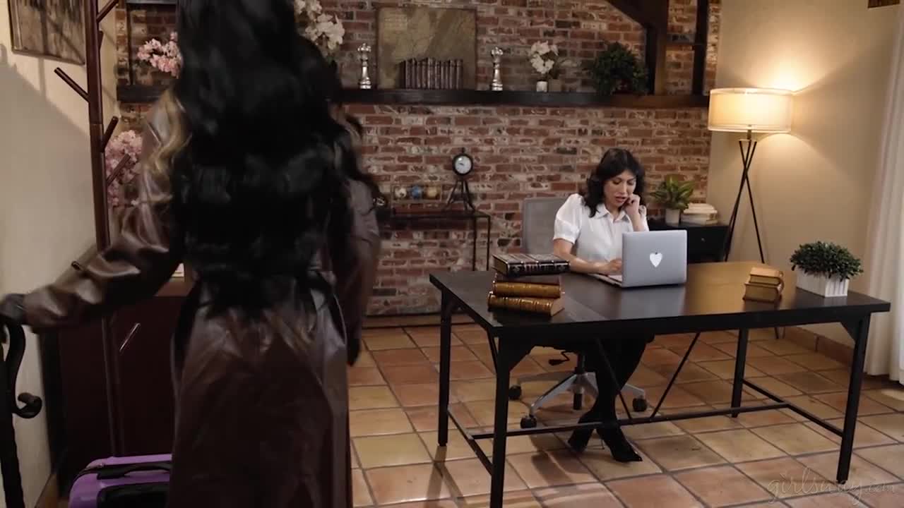 Giselle Amore OnlyFans leaked Penelope Woods And Giselle Amore – We Have A BUSINESS To Run Here on HDthot