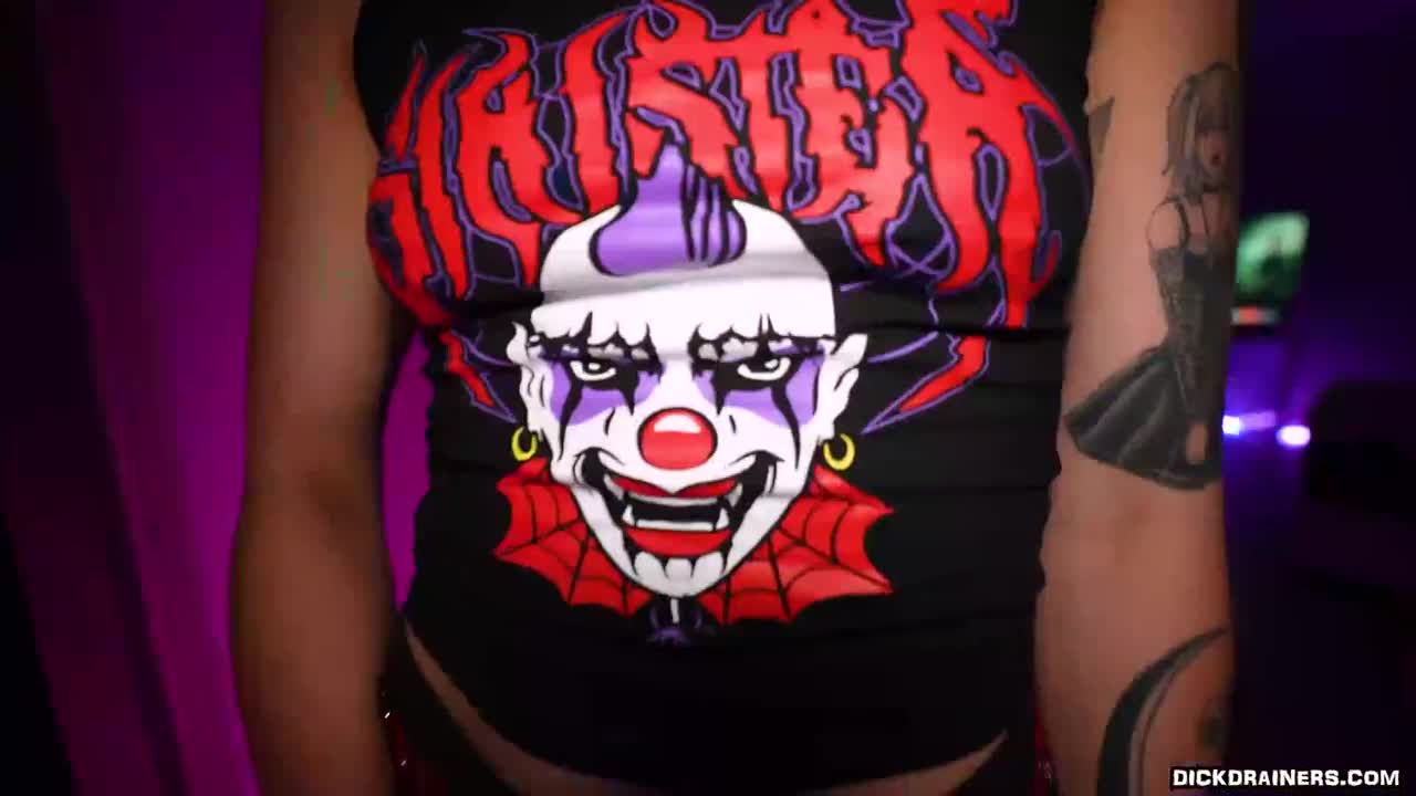 Hannah Quinn – It Likes To Do Creepy Things To Pretty Girls All Nite