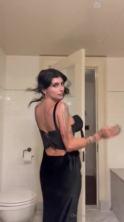 Mia Khalifa Naked And Horny After Night Life Party
