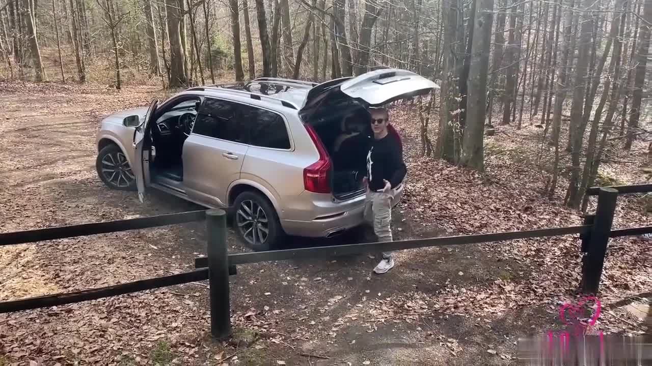 Czihuahua Fucked By A Stranger In The Car Trunk Video