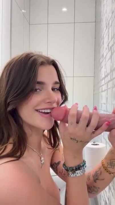Arikytsya Wall Dildo Blowjob Video