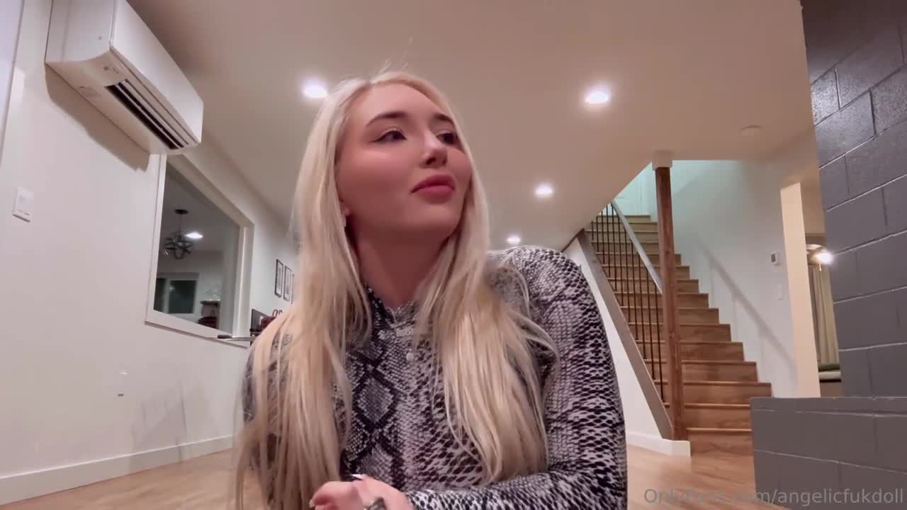 Angelicfukdoll – Gorgeous Busty Blonde Fingering Herself