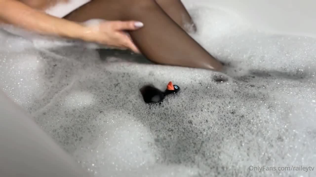 Railey Diesel – Bathtub Dildo Ride