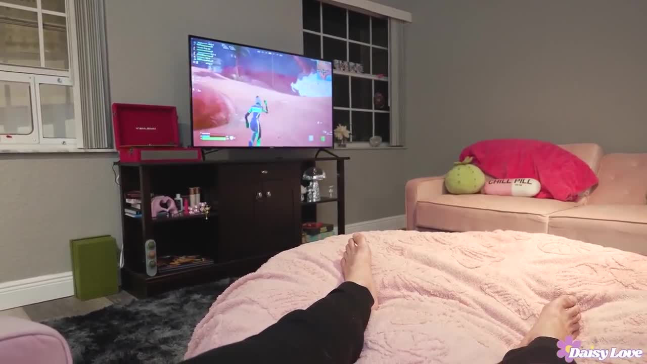 Shrooms Q – Distracting Big Stepbro From Gaming With My Tight Pussy