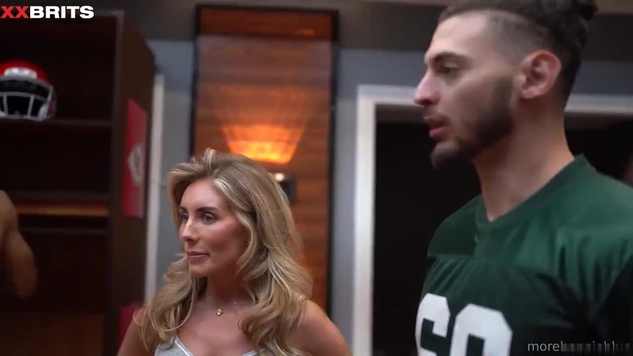 Bonnie Blue British Cumslut Fucking 10 NFL Player Gangbang