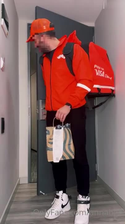 Anna Beggion – Fucks A Delivery Guy
