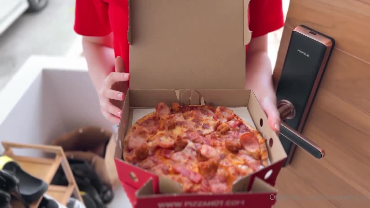 Sweetie Fox – Pizza Delivery Job