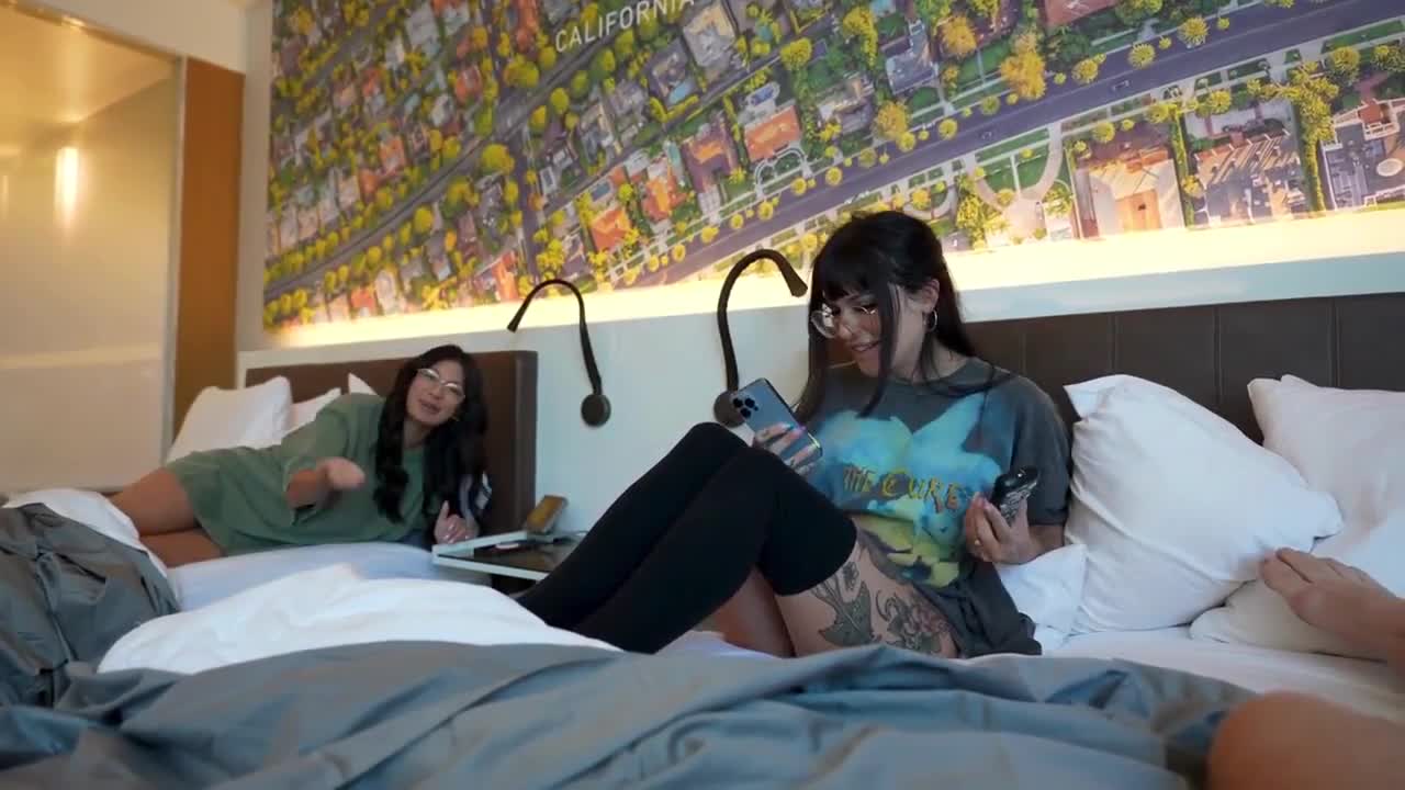 Cami Strella & Effycutiexx – Vacation With Step Sis And Girlfriend