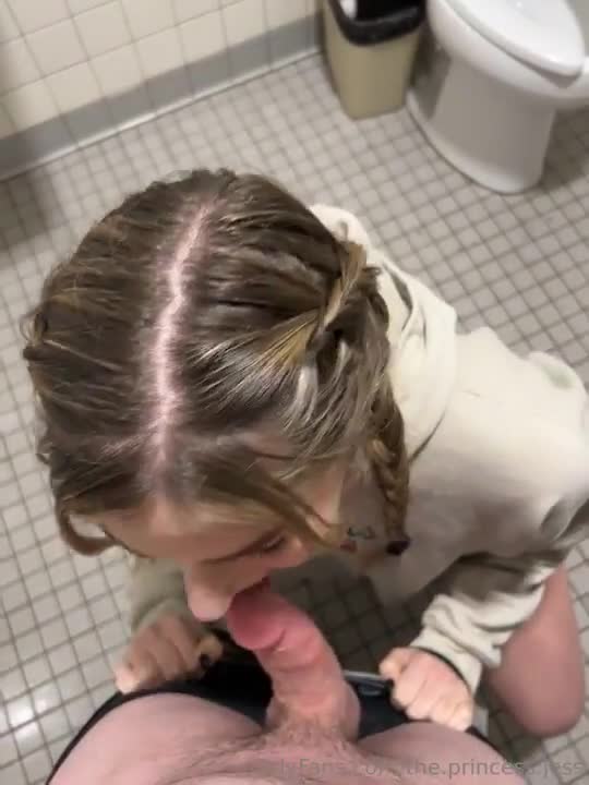 Jessnjamez – Bathroom Blowjob Facial Video Leaked