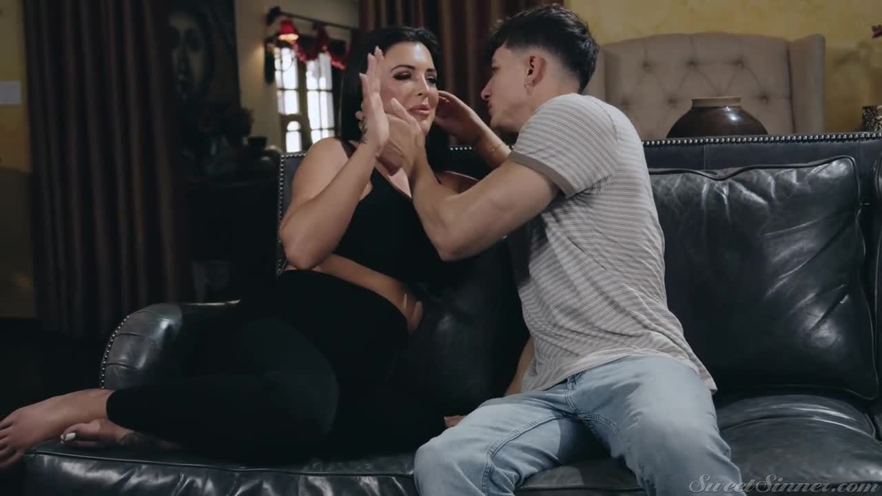 Elizabeth Skylar – Pleasing Her