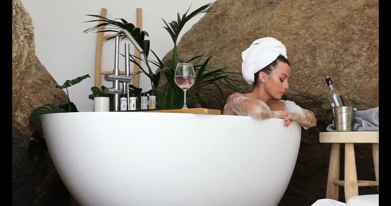 Anna Zapala Nude Bathing Video Leaked