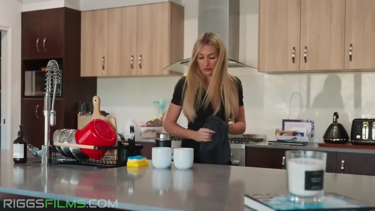 Kayla Lea Horny Housewife Seduces The Doctor