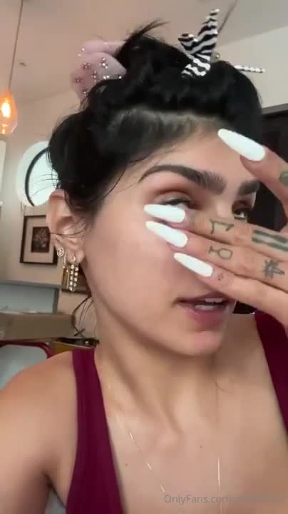 Mia Khalifa OnlyFans leaked Mia Khalifa Smoking And Breakfast With My Tits Out on HDthot