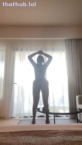 StrellaKat twerks
