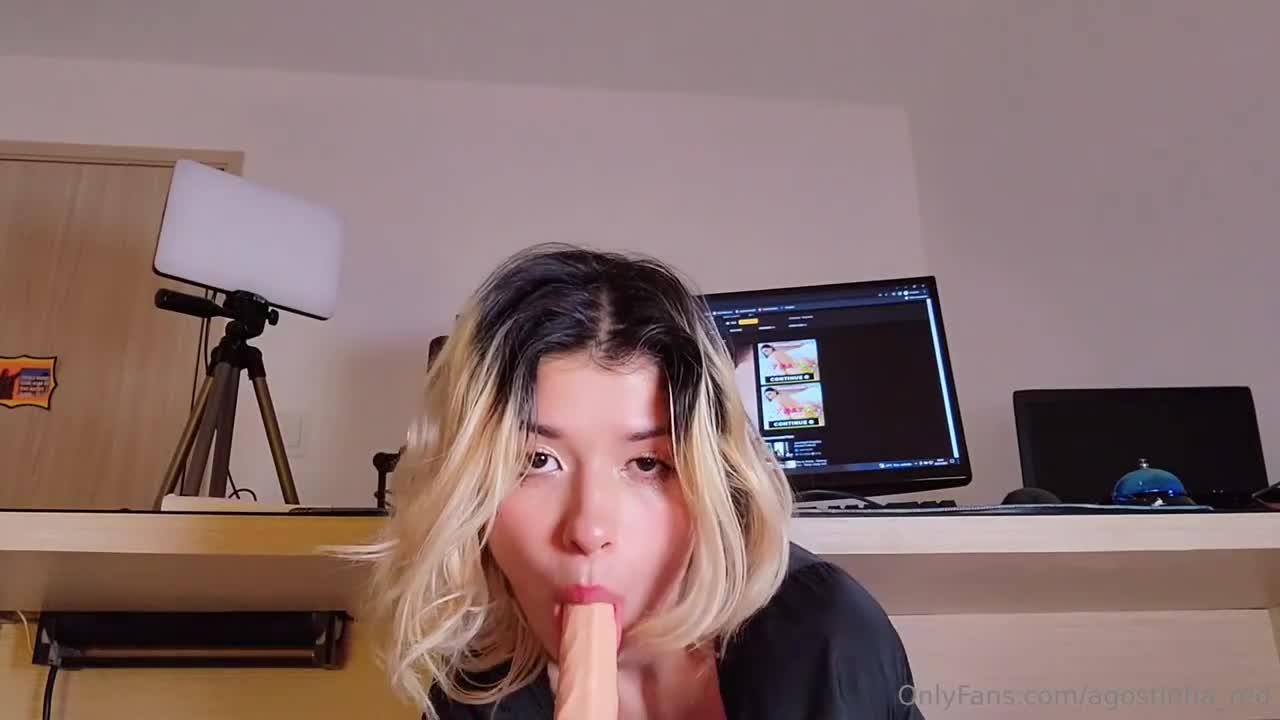 Agostinha_Red Fucks Her Cunt On The Counter