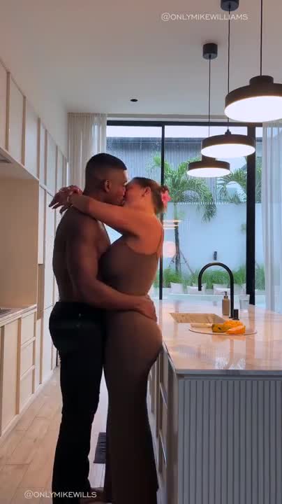 Mike Williams Fills Alannasworldx’s Pussy