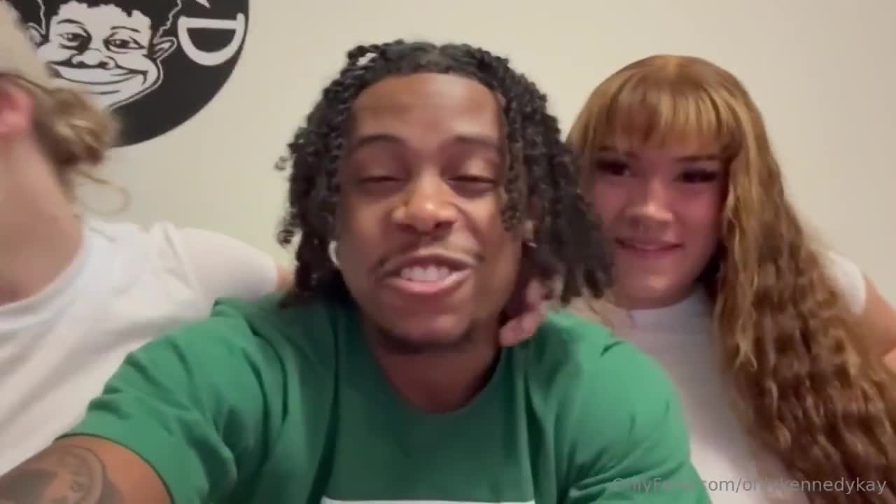 Diabeticoochie Shares Lil D’s Cock With Her BFF