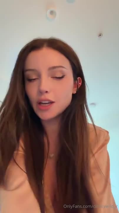 Dainty Wilder Masturbates On The Bed