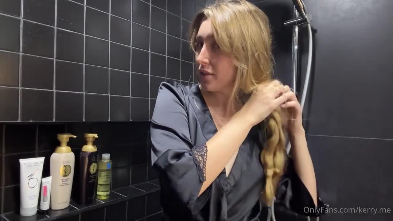 Kerry.Me Films Her Wet Shower Session