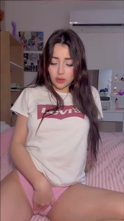 Luciaababy Stretches Her Asshole With Dildo