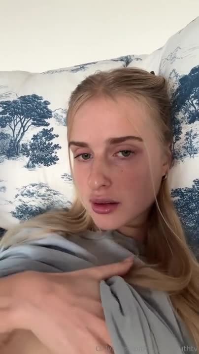 Sophi South’s Close-Up Pussy Play