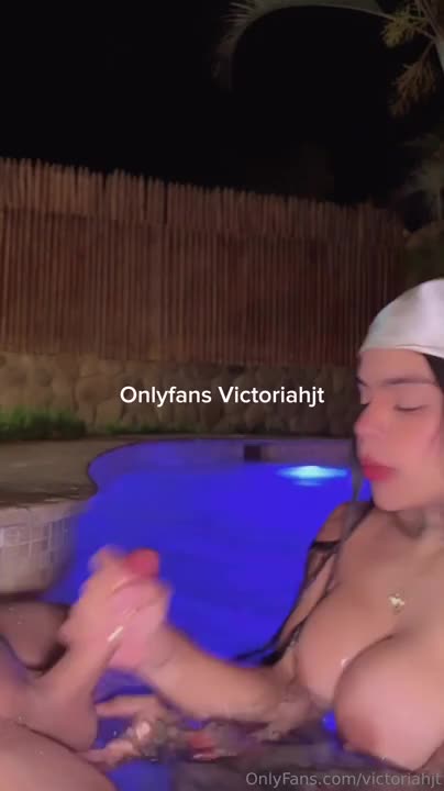 Victoriahjt Blows And Fucks Her BF In The Pool