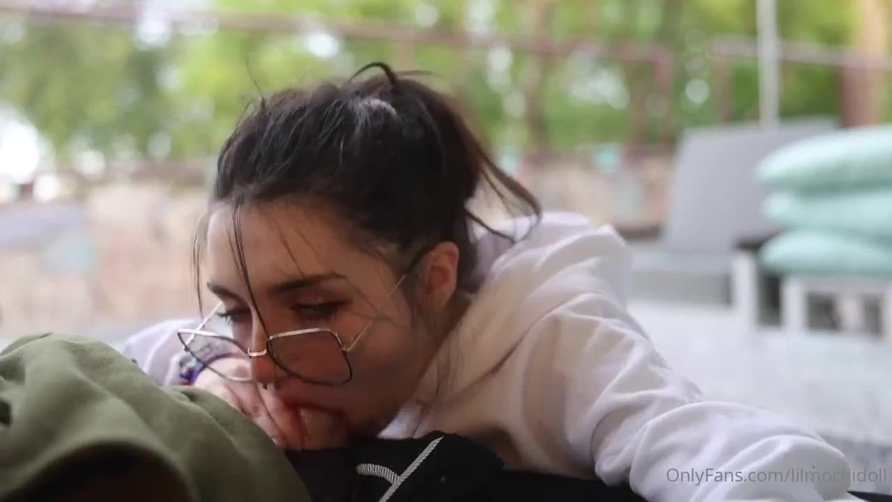 Lilmochidoll Gives A Risky Blowjob In Public