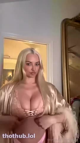 Lindsey Pelas Solo Livestream