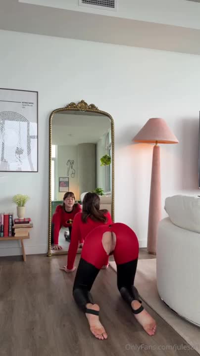 Jules Ari Masturbates Her Pussy As Elasti Girl