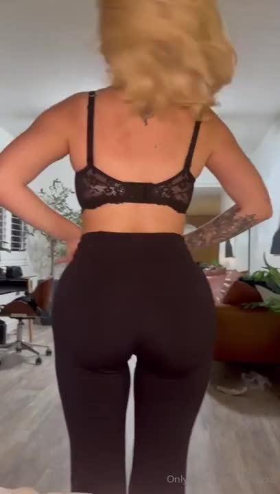 Pizza Delivery Girl Ellerayxo Gets Pounded