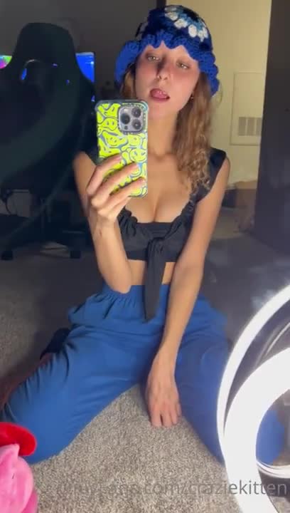 Crazie Kitten Stretches Her Cunt With A Dildo