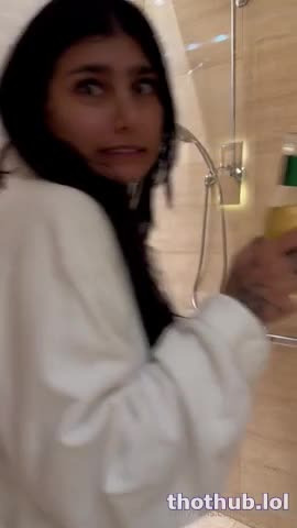 Mia Khalifa shower video