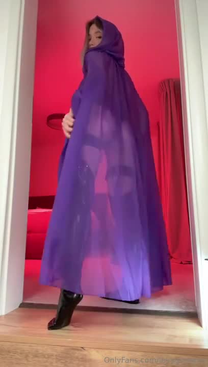 Leya Gornaya’s Raven Plays With Her Pussy Up Close