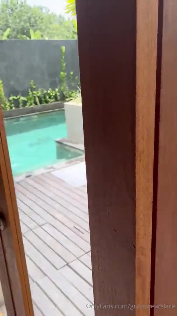 GraceWearsLace Nude Outdoor Ass Play OnlyFans Video Leaked