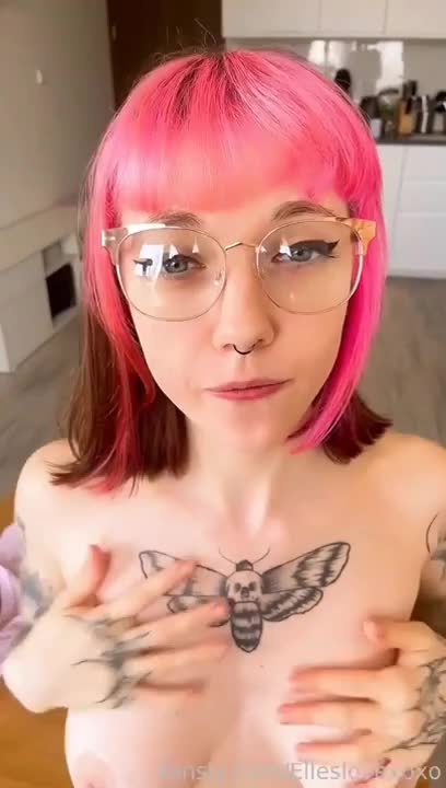 Elleslovexoxo Squirting On Top Of A Table