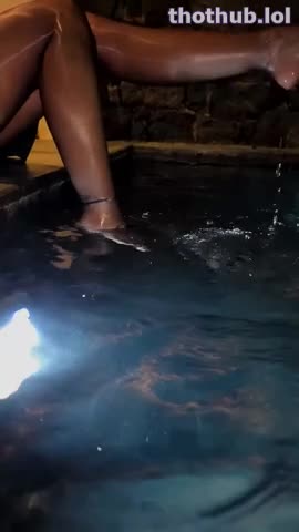 Sonipanda gets her sexy shiny pantyhose wet in a pool