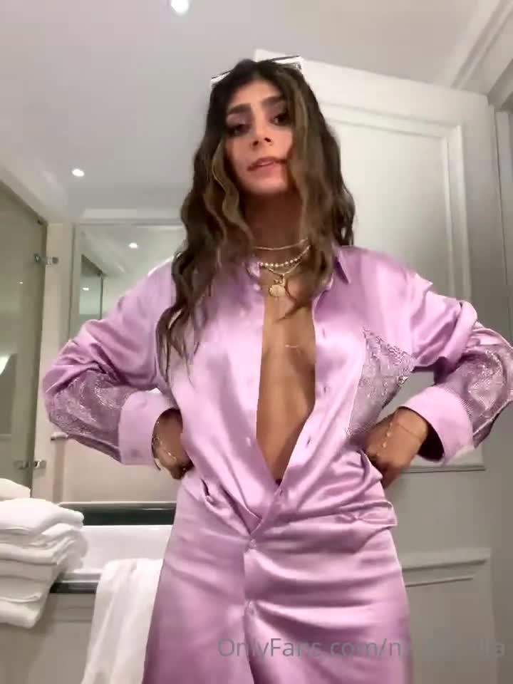 Mia Khalifa Topless High Heel Try-On OnlyFans Video Leaked