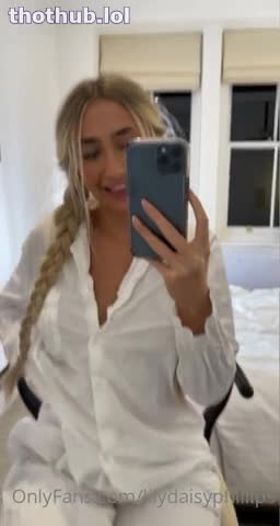 Lillian Phillips squirting against mirror