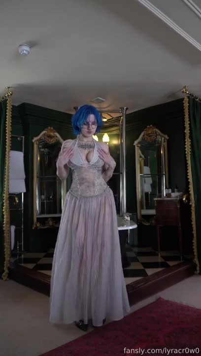Lyra Crow Strips Naked To Show Her Curvy Body