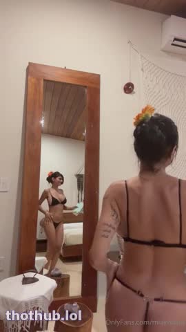 Mia Khalifa shaving her armpits
