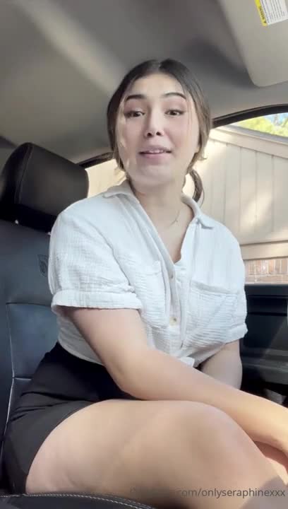 OnlySeraphineXxx Pleasures Herself In The Car