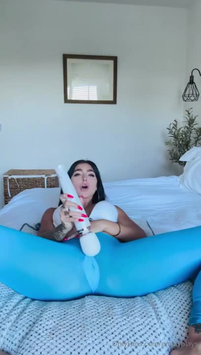 Emjayplays Soaks Her Leggings With Squirt
